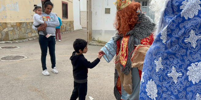 Llegaron los Reyes Magos a Torrubia del Campo con regalos para los niños vulnerables de Pueblos Madrina