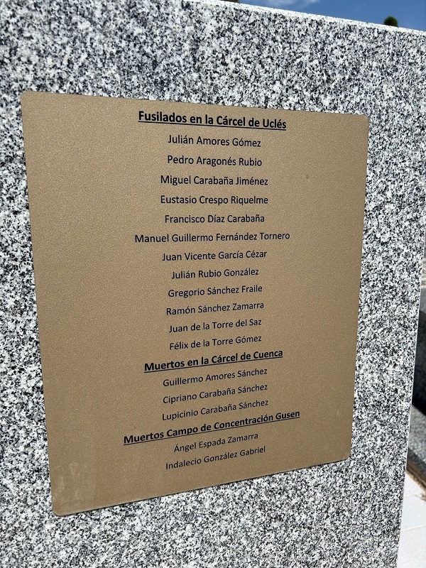 Inaugurada una placa en el cementerio en recuerdo de las víctimas del franquismo y los campos de concentración nazis